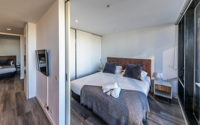 2 Bedroom Apartment with Stunning Views and balcony in Melbourne CBD - Aura – Guest Rooms – Melbourne