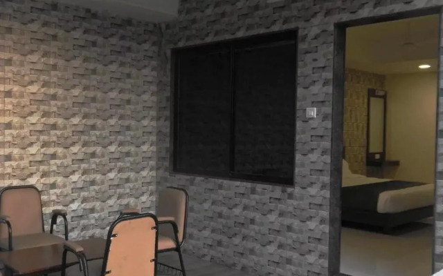 OYO 7647 Hotel Lions Den