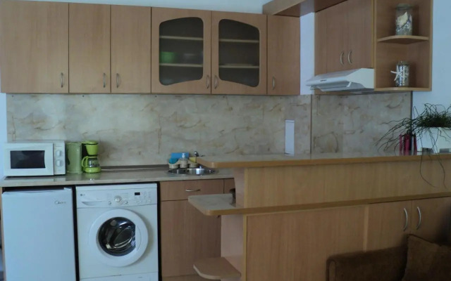 Meni Apartments and Guest Rooms