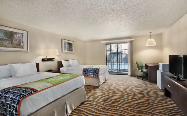 Howard Johnson Inn & Suites Tacoma Near McChord AFB