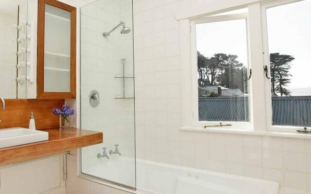 Beachfront Wellington Bed and Breakfast