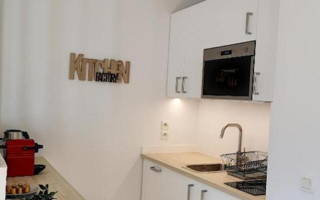 Le Petit Balzac by Cocoonr