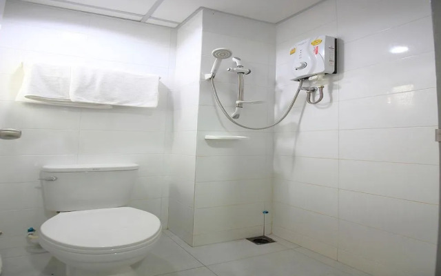 OYO 439 Bed and Bus Hotel