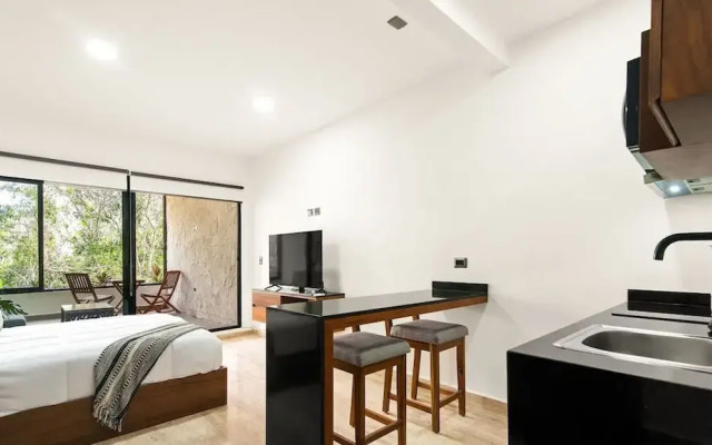 Spacious Loft w Garden View Pool Jacuzzi GYM