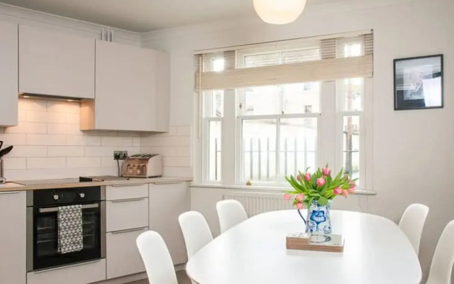 Central Quiet 2 Bedroom Townhouse With Office
