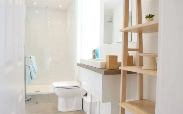 Beautiful 1 Bedroom Apartment On Broughton Street