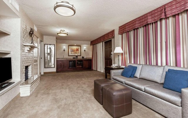 Embassy Suites Kansas City Plaza