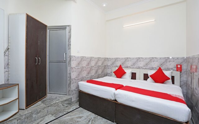 OYO 11762 Trimurti Guest House