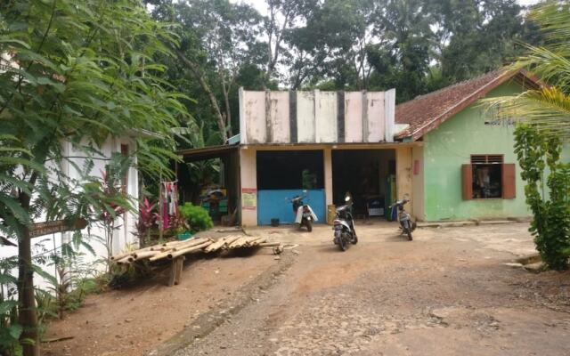 Adji Homestay - Hostel