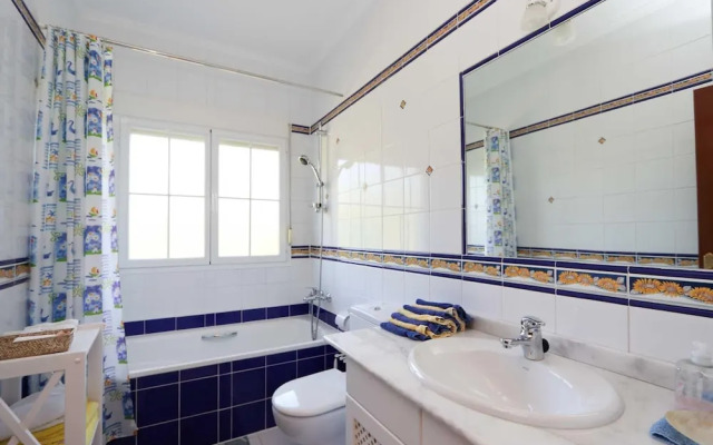 Mozamb in J vea With 4 Bedrooms and 3 Bathrooms