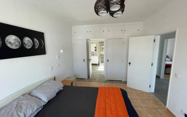 Spacious Villa. Large Rooftop. 4 Bedroom Sleeps 8