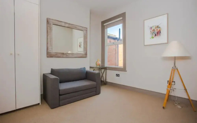 Classic and Elegant 3 Bedroom Apartment With Private Garden