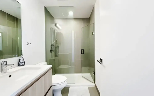 Gorgeous Condo By the Lake W/Parking