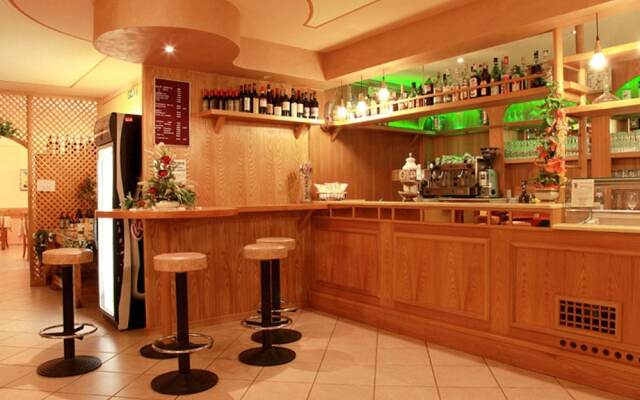 Lake Garda, Beautiful Residence Features Many Facilities