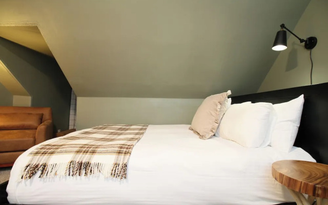 The Aurora Inn & Cottages