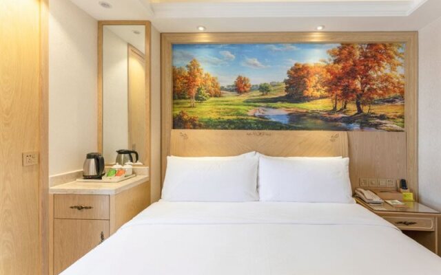 Vienna Hotel (Chongqing Yangjiaping Pedestrian Street Light Rail Station)