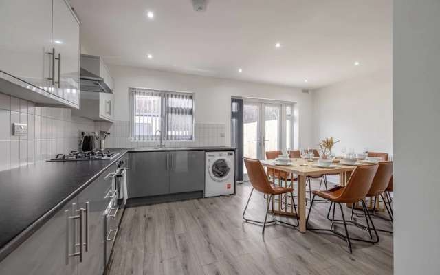 Chic and Comfy 4 Bedroom Stay Baylis