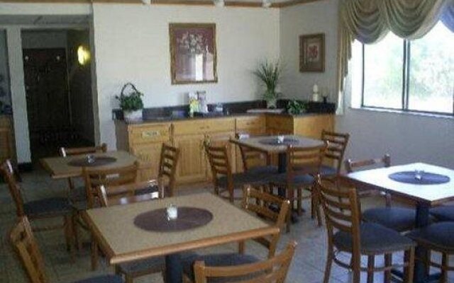 Quincy Inn and Suites