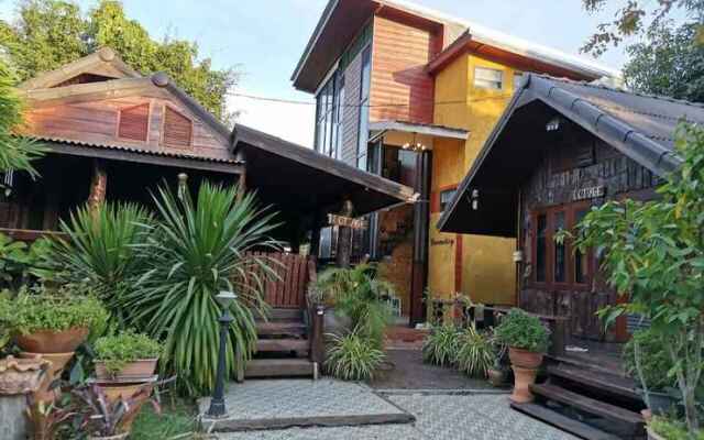 Gardenroom Home Stay And Cafe Suvarnabhumi