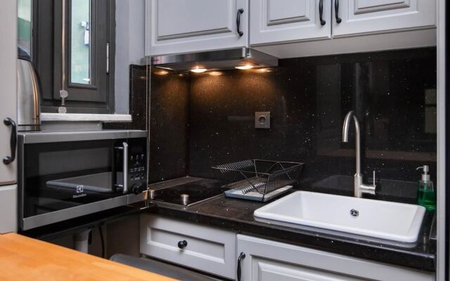 1 Bedroom Apartment w Kitchen