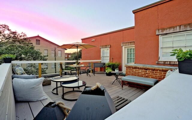 Sprawling Penthouse with Rooftop Deck Blocks from the River