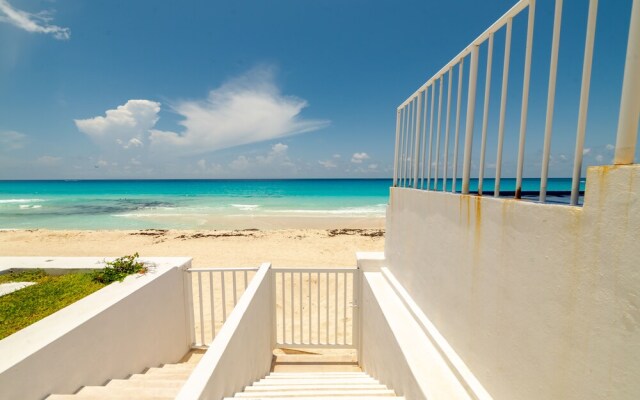 Private pool in beach front Villa