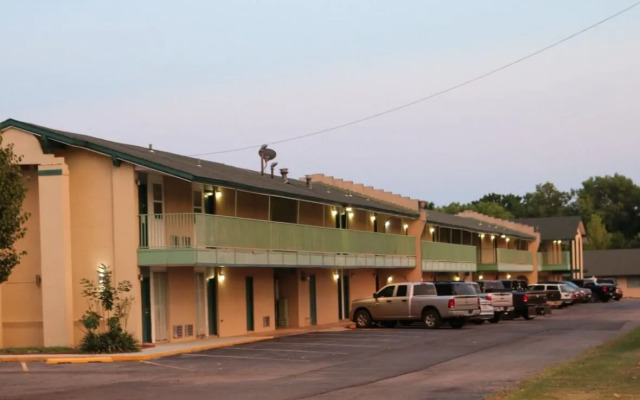 Canterbury Inn & Suites