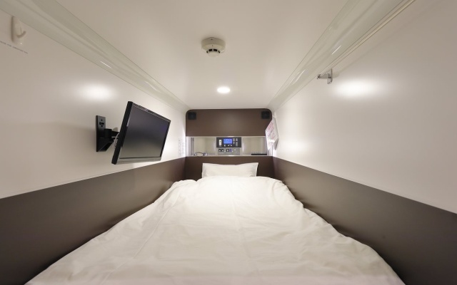 Acro Capsule Hotel Namba Dotonbori – Guest Rooms – Osaka