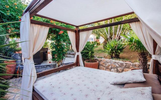 Beautiful Holiday Home With Private Pool, Nice Garden With Relax Area, Taverne