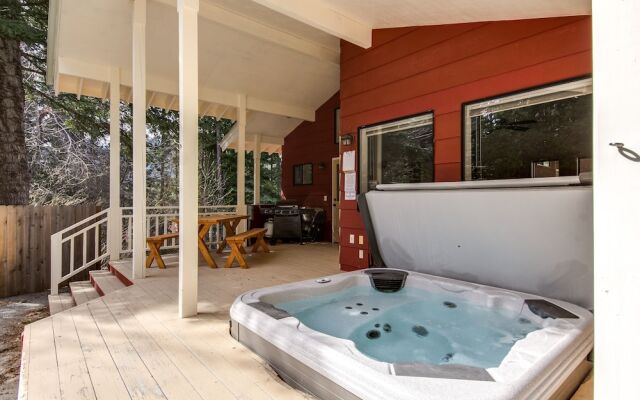 Maple Leaf Lodge 3 Bedroom Home by NW Comfy Cabins by RedAwning