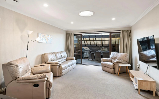 Taupo Escape - Rainbow Point Holiday Home – Guest Rooms – Taupo