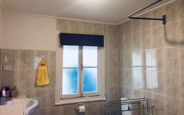 Comfy and Big Blue Cottage – Bathroom – Sydney