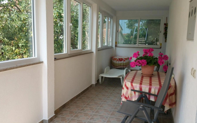 Family friendly apartments with a swimming pool Pula - 7610