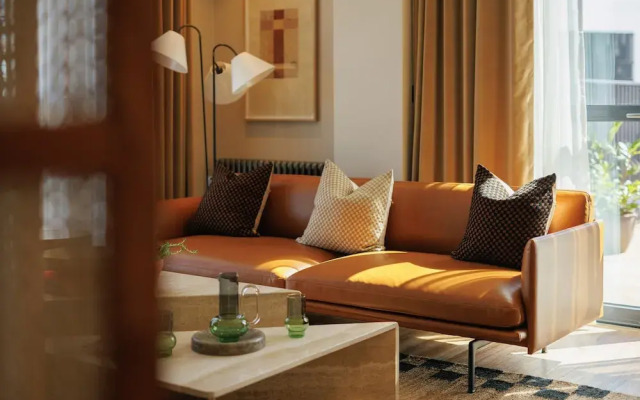 Sophisticated Studio Flat With Rooftop Access