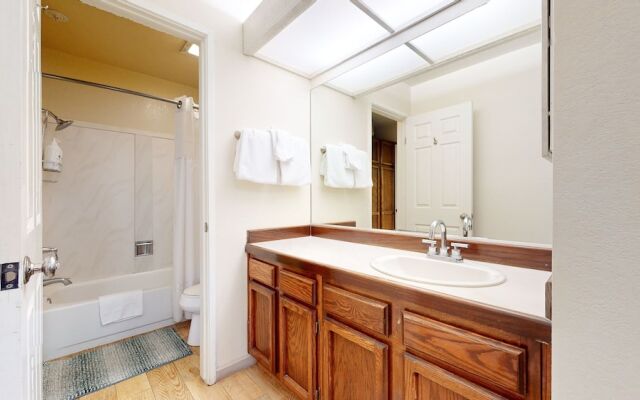 Aspen Creek 311 Walk to Eagle Lodge, Log Burning Fireplace, Great Complex Amenities by RedAwning