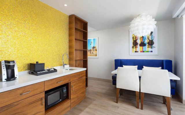 Courtyard by Marriott Santa Monica