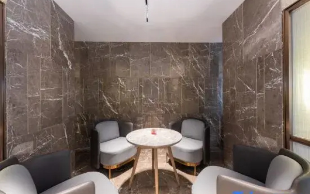 Liton Huaju Hotel (Wuhan Yellow Crane Tower Pengliuyang Metro Station Branch)