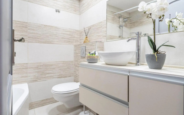 Renovated 2 BR with 2 BTH front Mamilla Mall