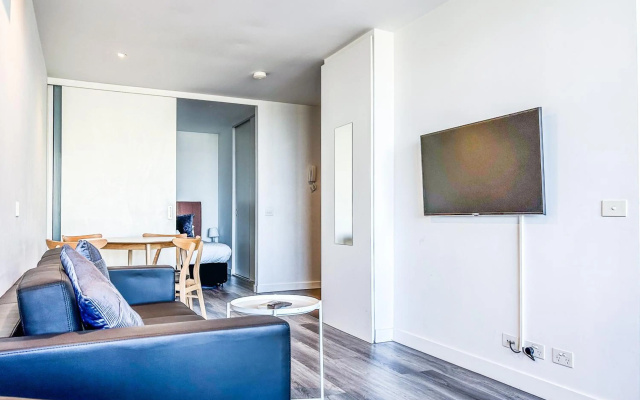 2 Bedroom Apartment with Stunning Views and balcony in Melbourne CBD - Aura – Guest Rooms – Melbourne