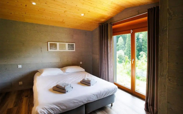 Original chalet en rondins, l'Ours Canadien