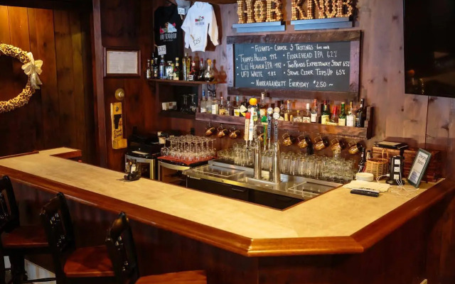 Hob Knob Inn, Bar & Lounge