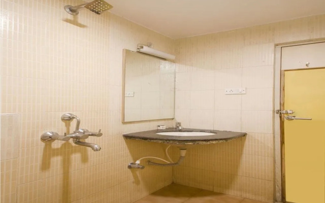 OYO 10235 Oyster Transit Hotels
