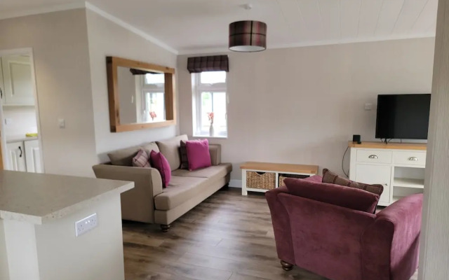 Luxury 2-bed Lodge in Routh, Sleeps 4 With Hot Tub