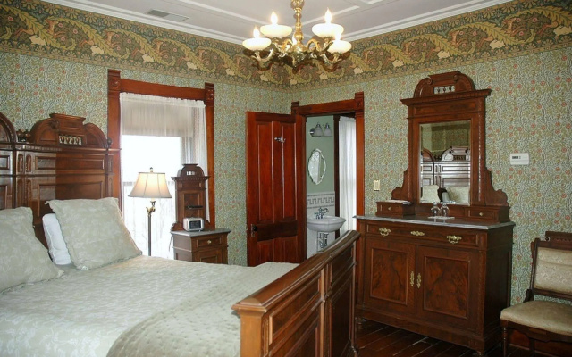 Nauvoo Grand Bed & Breakfast
