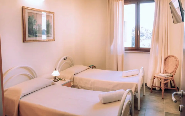 Hotel with swimming pool in Arbus