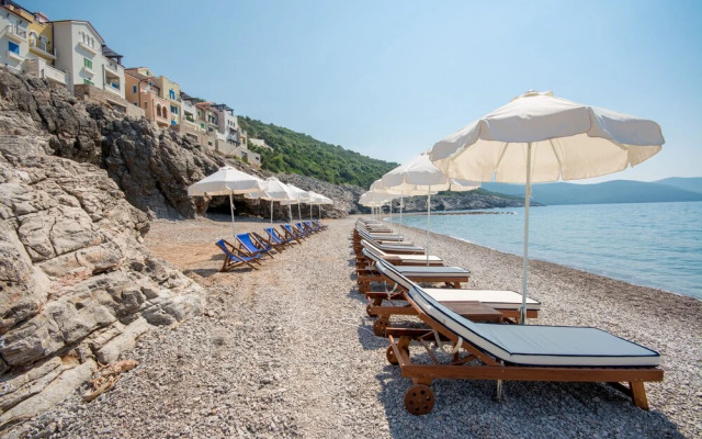 Lustica Bay Central
