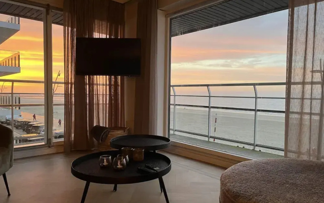 Huswell - Renovated Beachfront Apartment