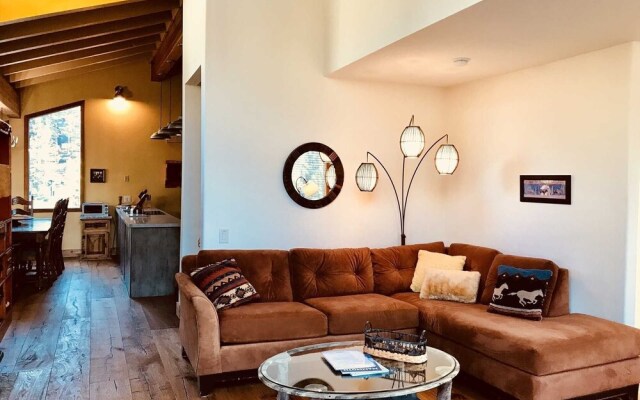 Rainbow Villas 1 Charming Boutique complex, Dual Master Suites, Forest Mountain Views by RedAwning