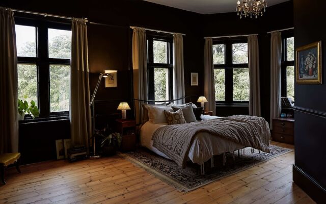 Captivating 6-bed Manor House in Totland Bay