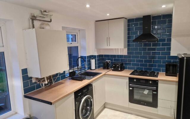 Stunning 3-bed Home Near City Centre, Chic Comfort